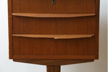 デンマークヴィンテージ　チーク材　左右対称の引き出しが美しいデスク　(R-087509)