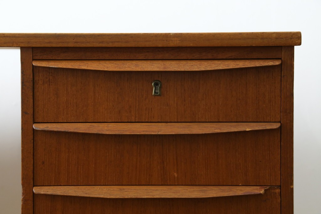 デンマークヴィンテージ　チーク材　左右対称の引き出しが美しいデスク　(R-087509)