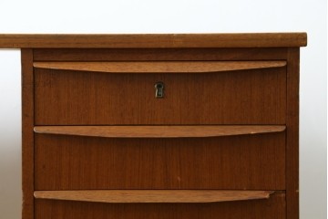 デンマークヴィンテージ　チーク材　左右対称の引き出しが美しいデスク　(R-087509)