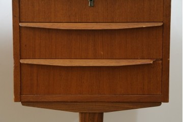 デンマークヴィンテージ　チーク材　左右対称の引き出しが美しいデスク　(R-087509)