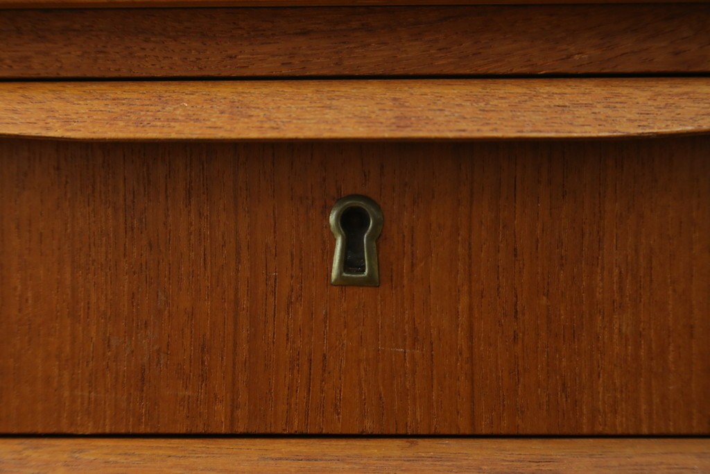 デンマークヴィンテージ　チーク材　左右対称の引き出しが美しいデスク　(R-087509)