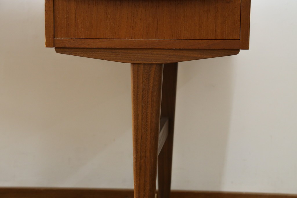 デンマークヴィンテージ　チーク材　左右対称の引き出しが美しいデスク　(R-087509)