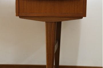 デンマークヴィンテージ　チーク材　左右対称の引き出しが美しいデスク　(R-087509)