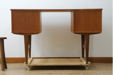 デンマークヴィンテージ　チーク材　左右対称の引き出しが美しいデスク　(R-087509)