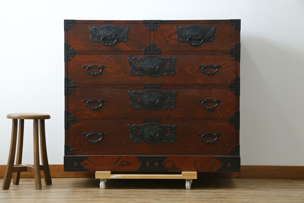 中古　美品　仙台民藝箪笥(仙台箪笥)　重厚な金具と力強い木目が印象的な整理箪笥　(R-087510)