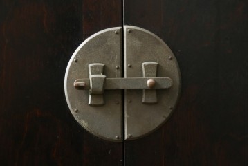 中古　美品　松本民芸家具　見せる飾り棚と隠す収納を兼ねた132型朝鮮棚　定価約55万円　(R-087513)