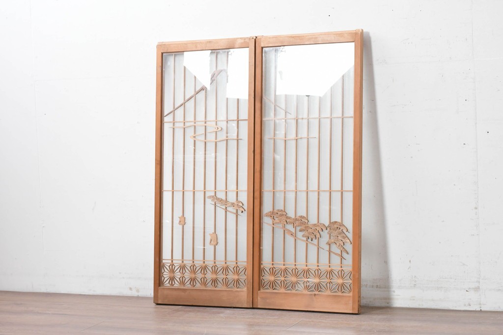 ヴィンテージ建具　昭和中期　両面ガラス　富士や松の彫刻をあしらった組子入り書院戸2枚セット　(R-087514)