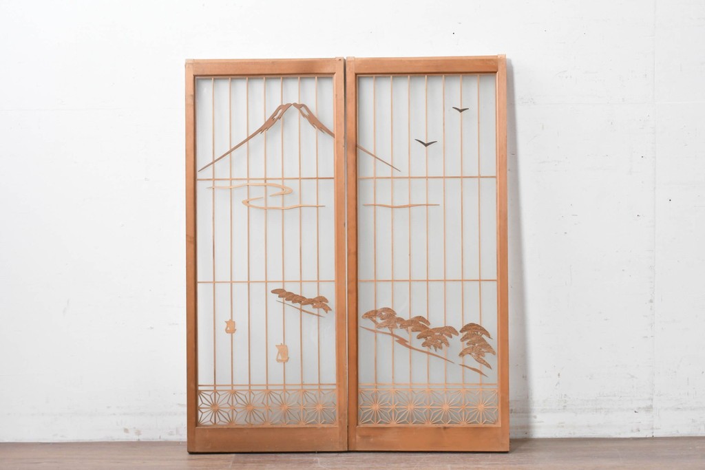 ヴィンテージ建具　昭和中期　両面ガラス　富士や松の彫刻をあしらった組子入り書院戸2枚セット　(R-087514)