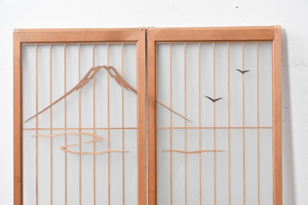 ヴィンテージ建具　昭和中期　両面ガラス　富士や松の彫刻をあしらった組子入り書院戸2枚セット　(R-087514)