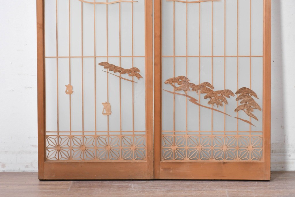 ヴィンテージ建具　昭和中期　両面ガラス　富士や松の彫刻をあしらった組子入り書院戸2枚セット　(R-087514)