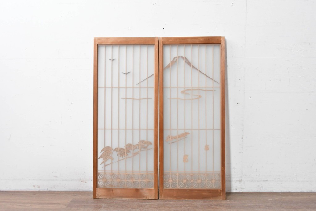 ヴィンテージ建具　昭和中期　両面ガラス　富士や松の彫刻をあしらった組子入り書院戸2枚セット　(R-087514)