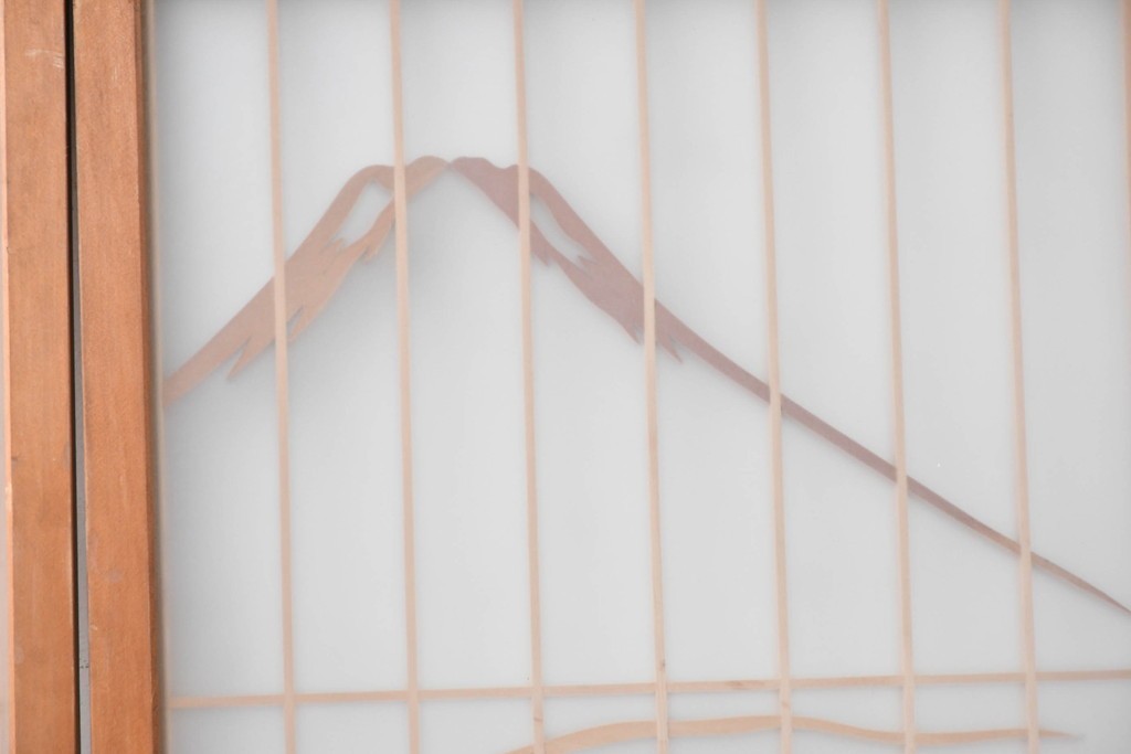 ヴィンテージ建具　昭和中期　両面ガラス　富士や松の彫刻をあしらった組子入り書院戸2枚セット　(R-087514)