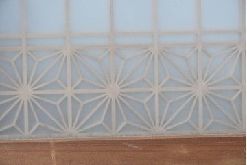 ヴィンテージ建具　昭和中期　両面ガラス　富士や松の彫刻をあしらった組子入り書院戸2枚セット　(R-087514)