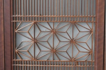 アンティーク建具　昭和初期　片面ガラス　落ち着いた木色に麻の葉模様の組子が美しい書院戸4枚セット　(R-087515)