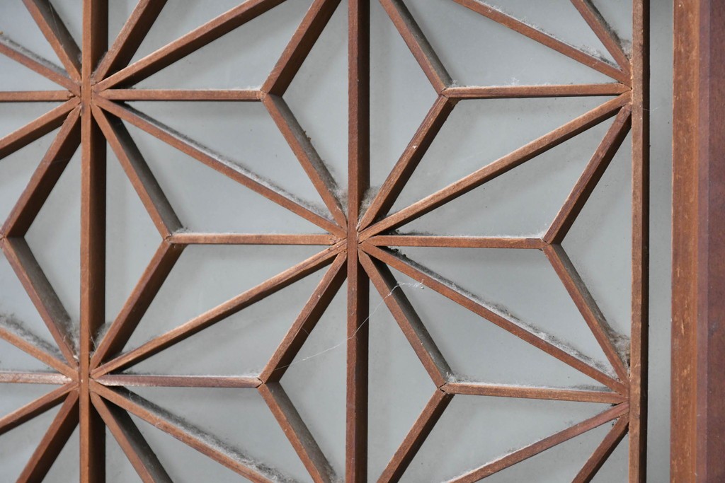 アンティーク建具　昭和初期　片面ガラス　落ち着いた木色に麻の葉模様の組子が美しい書院戸4枚セット　(R-087515)