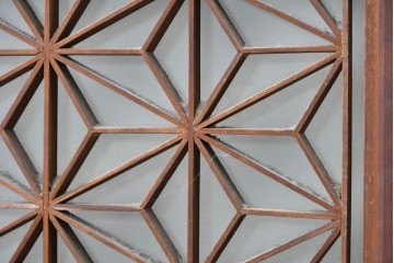 アンティーク建具　昭和初期　片面ガラス　落ち着いた木色に麻の葉模様の組子が美しい書院戸4枚セット　(R-087515)