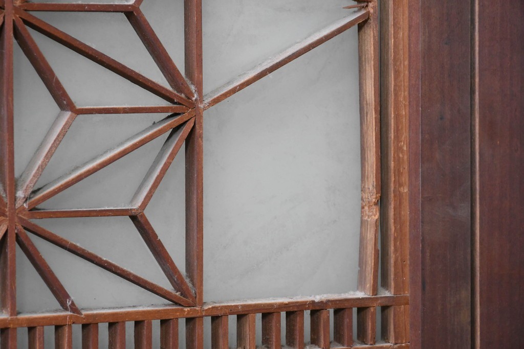 アンティーク建具　昭和初期　片面ガラス　落ち着いた木色に麻の葉模様の組子が美しい書院戸4枚セット　(R-087515)