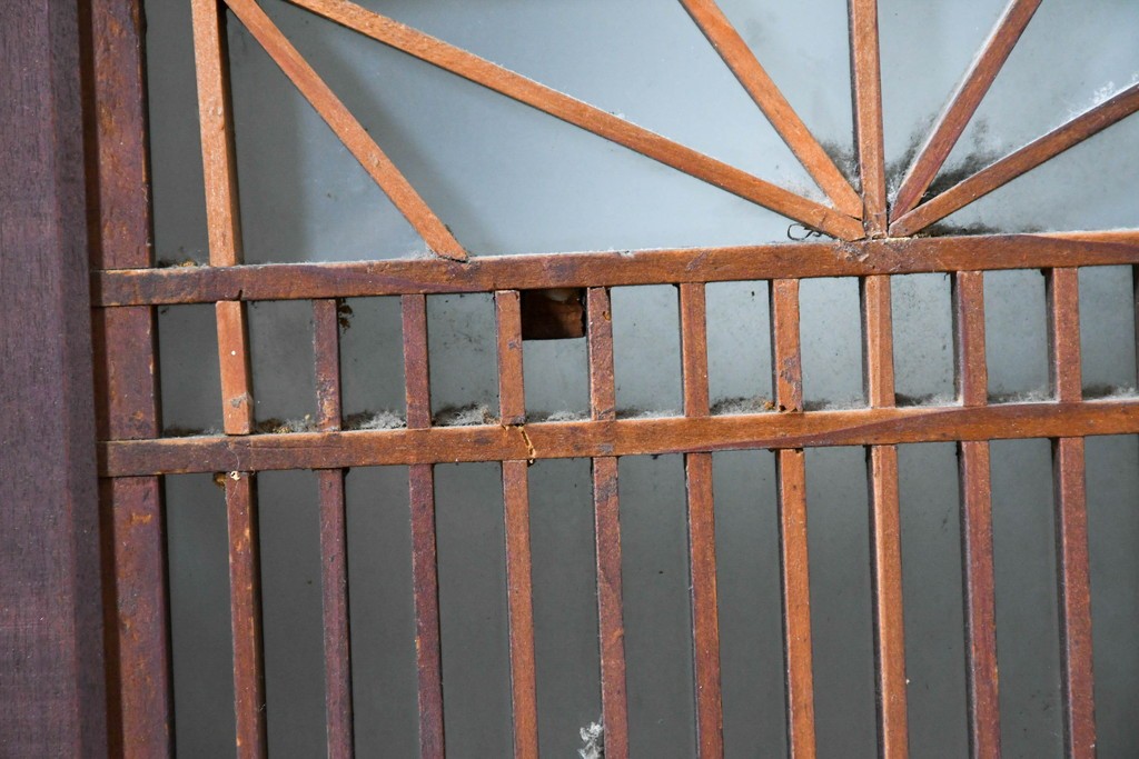 アンティーク建具　昭和初期　片面ガラス　落ち着いた木色に麻の葉模様の組子が美しい書院戸4枚セット　(R-087515)