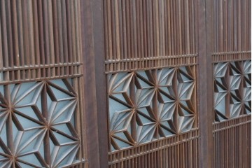 アンティーク建具　昭和初期　片面ガラス　落ち着いた木色に麻の葉模様の組子が美しい書院戸4枚セット　(R-087515)