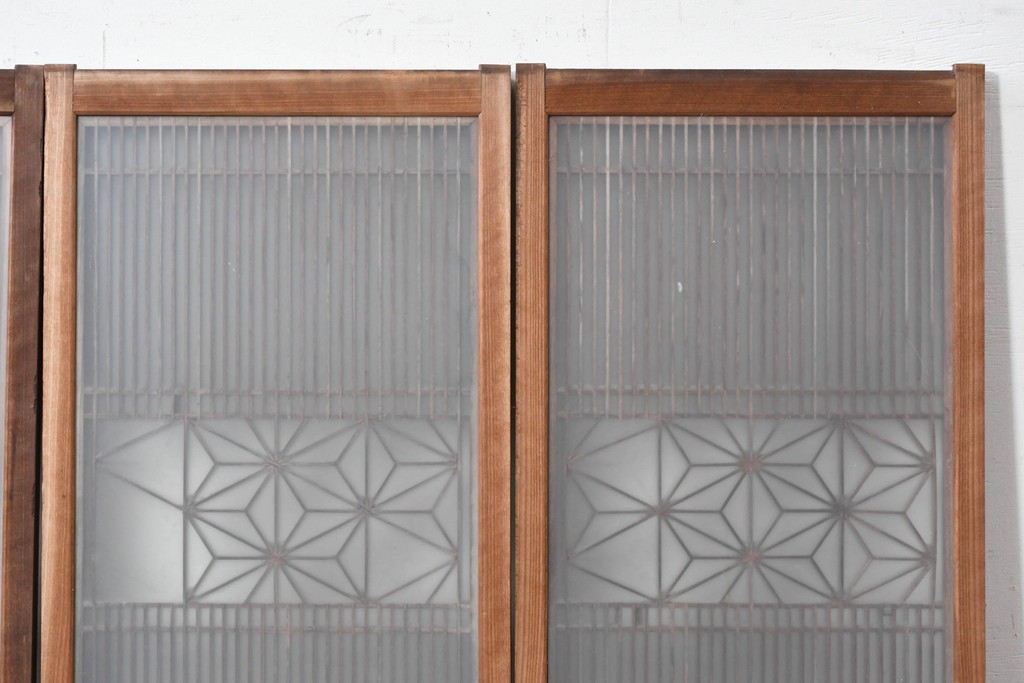 アンティーク建具　昭和初期　片面ガラス　落ち着いた木色に麻の葉模様の組子が美しい書院戸4枚セット　(R-087515)