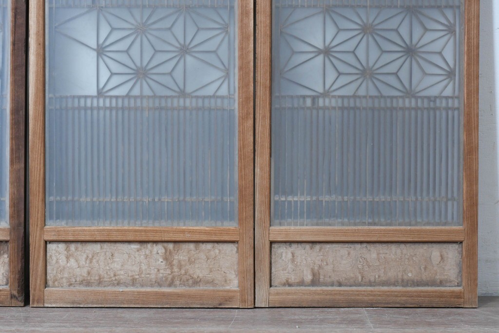 アンティーク建具　昭和初期　片面ガラス　落ち着いた木色に麻の葉模様の組子が美しい書院戸4枚セット　(R-087515)