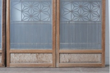 アンティーク建具　昭和初期　片面ガラス　落ち着いた木色に麻の葉模様の組子が美しい書院戸4枚セット　(R-087515)