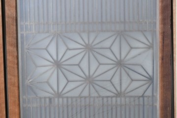 アンティーク建具　昭和初期　片面ガラス　落ち着いた木色に麻の葉模様の組子が美しい書院戸4枚セット　(R-087515)