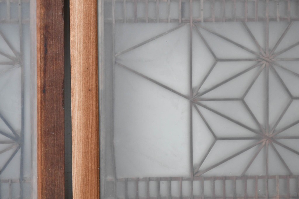 アンティーク建具　昭和初期　片面ガラス　落ち着いた木色に麻の葉模様の組子が美しい書院戸4枚セット　(R-087515)