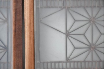 アンティーク建具　昭和初期　片面ガラス　落ち着いた木色に麻の葉模様の組子が美しい書院戸4枚セット　(R-087515)