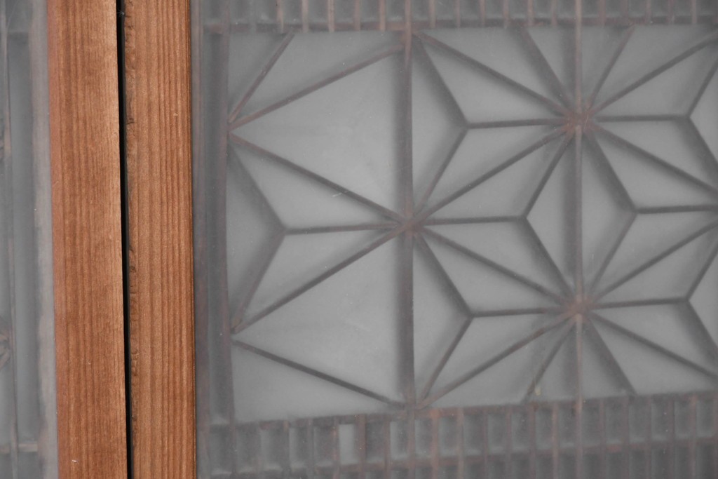 アンティーク建具　昭和初期　片面ガラス　落ち着いた木色に麻の葉模様の組子が美しい書院戸4枚セット　(R-087515)