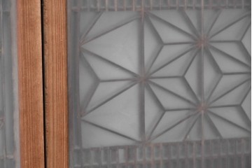 アンティーク建具　昭和初期　片面ガラス　落ち着いた木色に麻の葉模様の組子が美しい書院戸4枚セット　(R-087515)