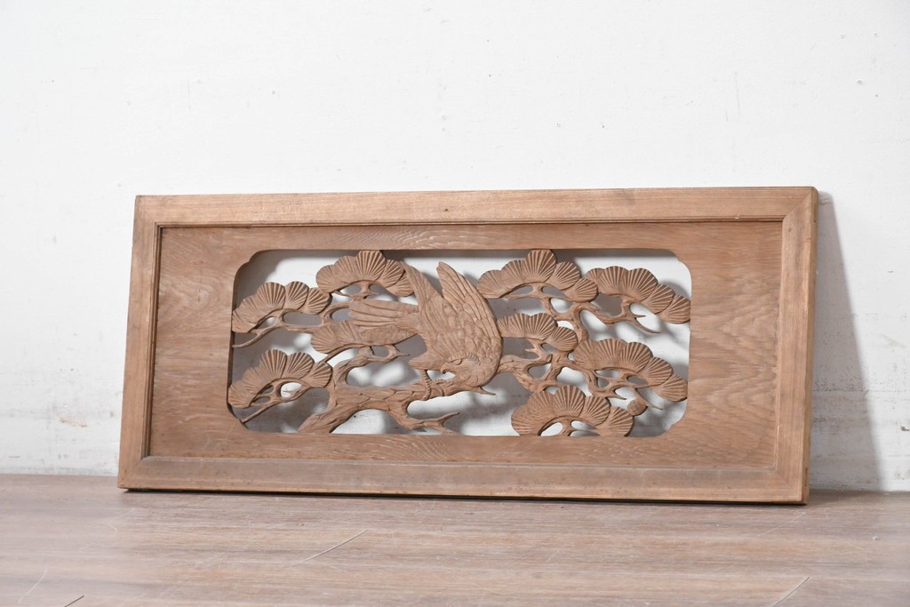 アンティーク建具　昭和初期　松と鷹を彫刻した存在感のある欄間1枚　(R-087518)