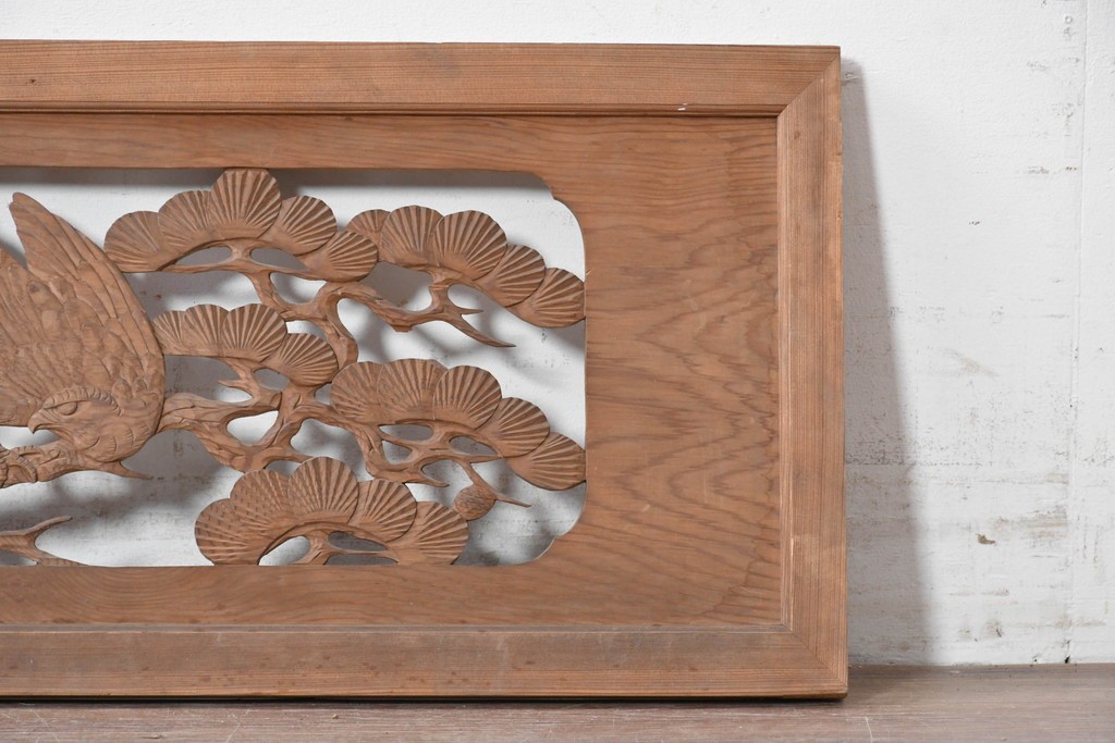 アンティーク建具　昭和初期　松と鷹を彫刻した存在感のある欄間1枚　(R-087518)