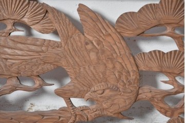アンティーク建具　昭和初期　松と鷹を彫刻した存在感のある欄間1枚　(R-087518)