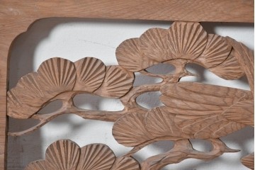 アンティーク建具　昭和初期　松と鷹を彫刻した存在感のある欄間1枚　(R-087518)