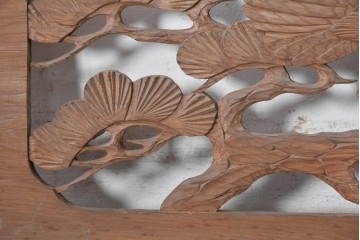 アンティーク建具　昭和初期　松と鷹を彫刻した存在感のある欄間1枚　(R-087518)