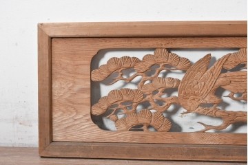 アンティーク建具　昭和初期　松と鷹を彫刻した存在感のある欄間1枚　(R-087518)