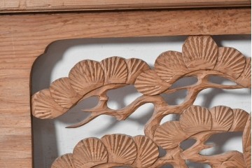 アンティーク建具　昭和初期　松と鷹を彫刻した存在感のある欄間1枚　(R-087518)