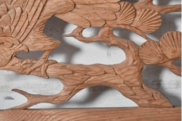 アンティーク建具　昭和初期　松と鷹を彫刻した存在感のある欄間1枚　(R-087518)