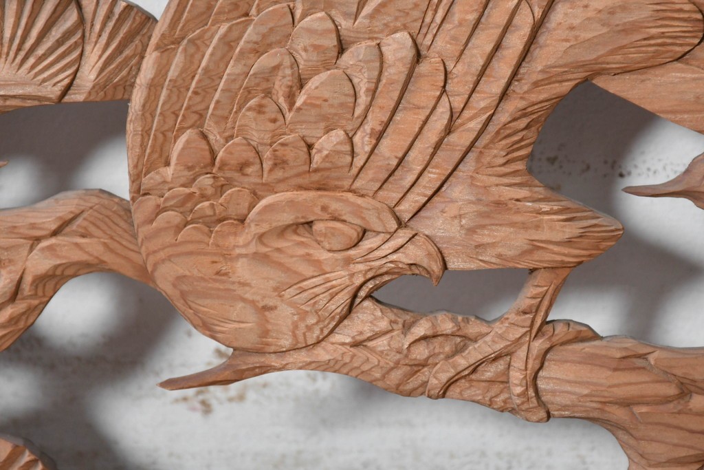 アンティーク建具　昭和初期　松と鷹を彫刻した存在感のある欄間1枚　(R-087518)