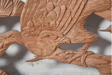 アンティーク建具　昭和初期　松と鷹を彫刻した存在感のある欄間1枚　(R-087518)