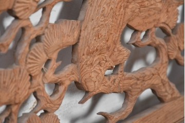 アンティーク建具　昭和初期　松と鷹を彫刻した存在感のある欄間1枚　(R-087518)