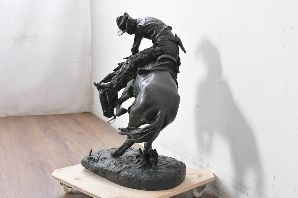アメリカ　Frederic Remington(フレデリック・レミントン)　「The Rattlesnake(ガラガラヘビ)」　躍動感あふれるカウボーイのブロンズ像　(R-087523)
