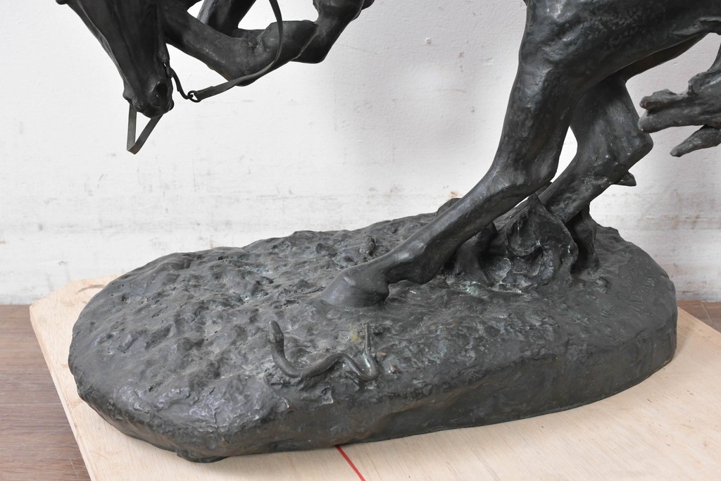 アメリカ　Frederic Remington(フレデリック・レミントン)　「The Rattlesnake(ガラガラヘビ)」　躍動感あふれるカウボーイのブロンズ像　(R-087523)