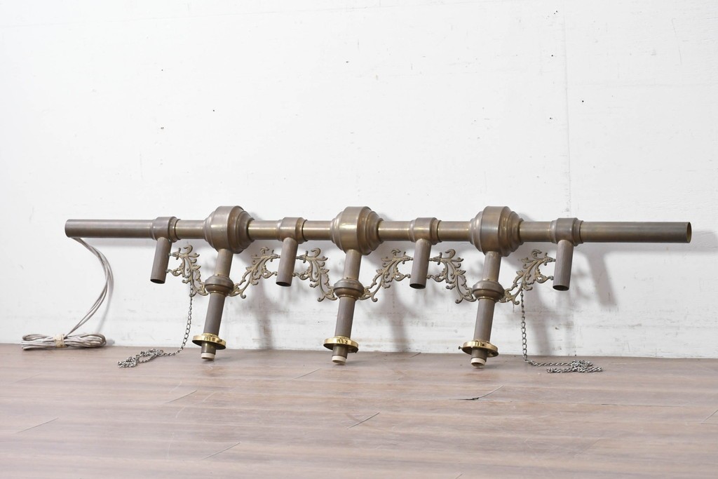 フランスヴィンテージ　希少デザイン!!　幅1700mmの大型!!　真鍮製　雫型ガラスシェード付き　重厚感のある上質なつくりの3灯照明　(R-087524)