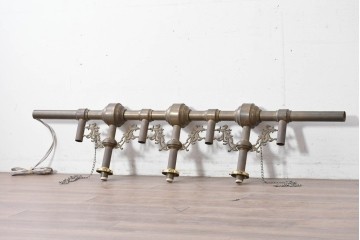 フランスヴィンテージ　希少デザイン!!　幅1700mmの大型!!　真鍮製　雫型ガラスシェード付き　重厚感のある上質なつくりの3灯照明　(R-087524)