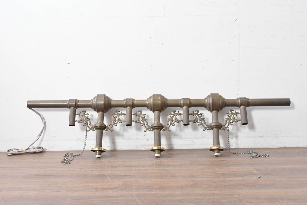 フランスヴィンテージ　希少デザイン!!　幅1700mmの大型!!　真鍮製　雫型ガラスシェード付き　重厚感のある上質なつくりの3灯照明　(R-087524)