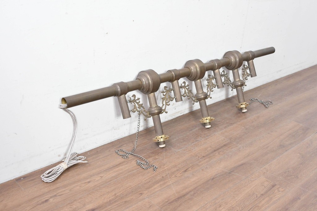 フランスヴィンテージ　希少デザイン!!　幅1700mmの大型!!　真鍮製　雫型ガラスシェード付き　重厚感のある上質なつくりの3灯照明　(R-087524)