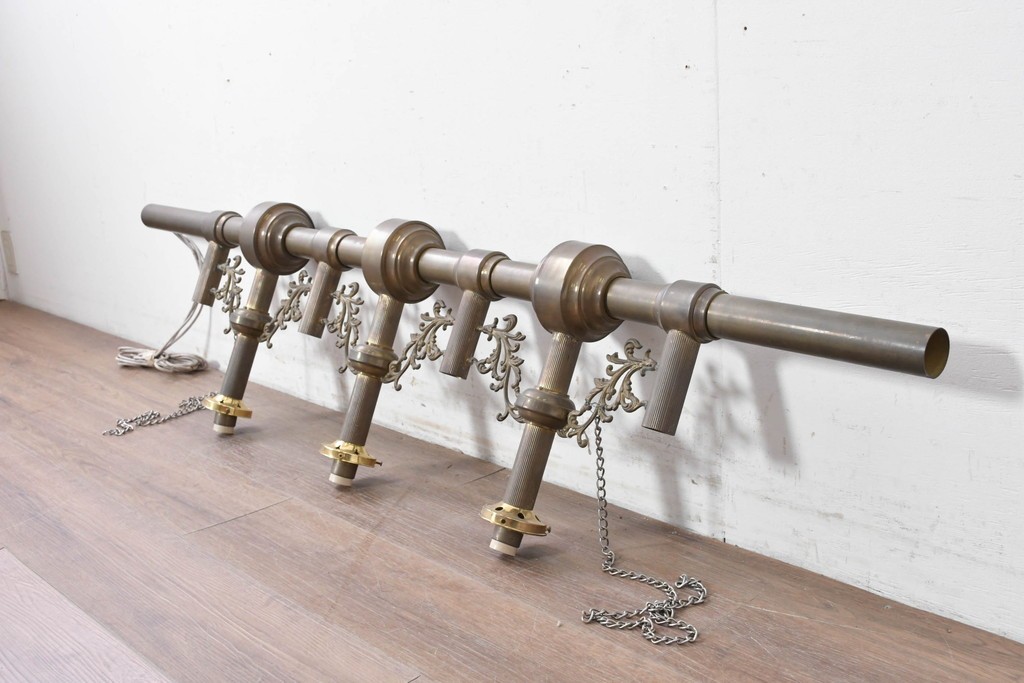 フランスヴィンテージ　希少デザイン!!　幅1700mmの大型!!　真鍮製　雫型ガラスシェード付き　重厚感のある上質なつくりの3灯照明　(R-087524)