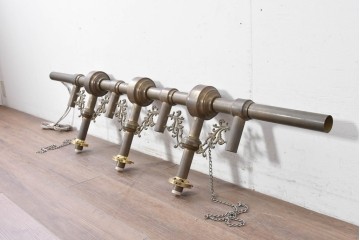 フランスヴィンテージ　希少デザイン!!　幅1700mmの大型!!　真鍮製　雫型ガラスシェード付き　重厚感のある上質なつくりの3灯照明　(R-087524)